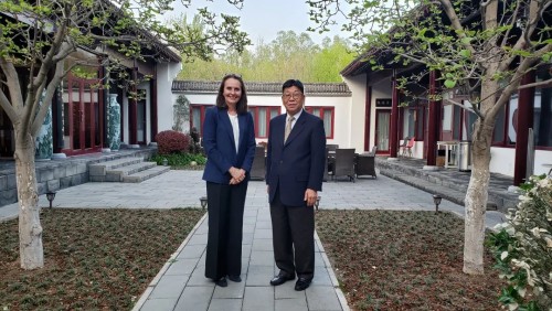 韩方明会长在学会北京适园办公室会见了挪威驻华大使白思娜