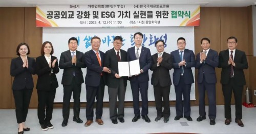 察哈尔学会会长韩方明在韩国京畿道华城市政厅会见市长郑明根